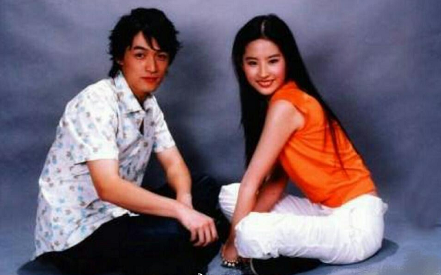 刘亦菲早年和胡歌的广告照流出，无任何特效下，看出两人真实颜值