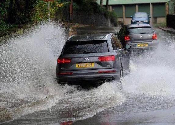 「本田CRV」为什么老司机雨天跑高速都这么做，这里面大有学问，新手司机注意
