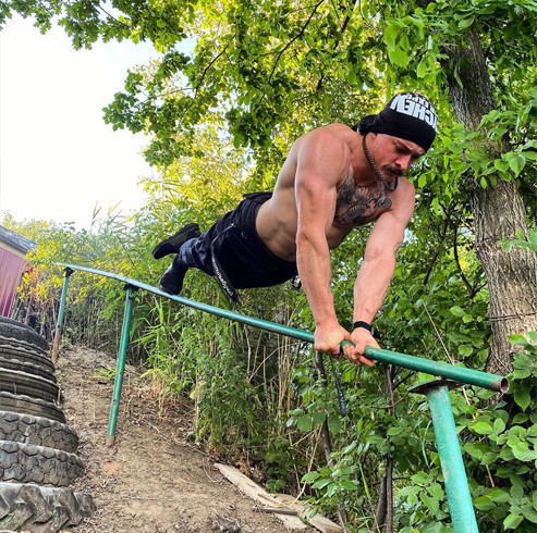 运动|疯狂的运动达人，打造出超乎常人的身体素质，能在瓶子上做俯卧撑