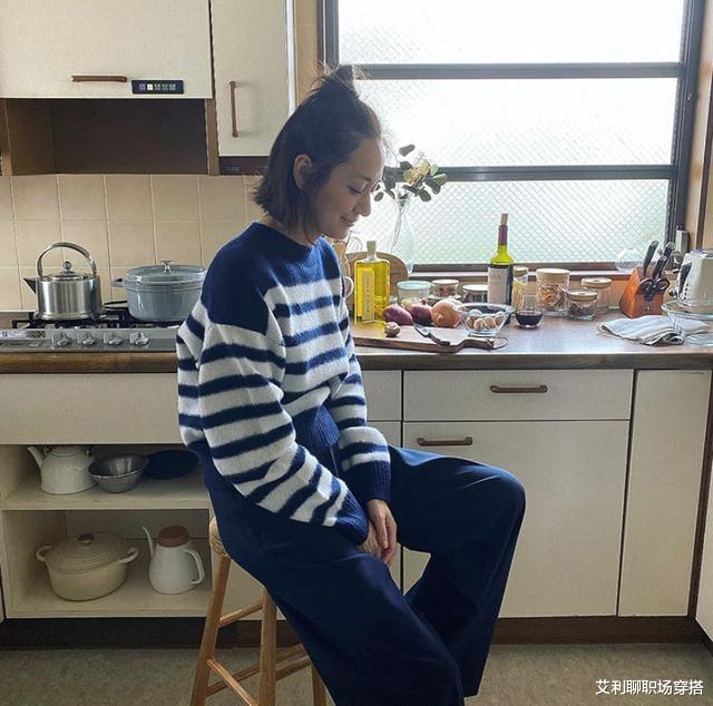 穿衣搭配|看过2位日本女人的时尚穿搭,发现50岁女性的穿衣智慧,值得上班族借鉴