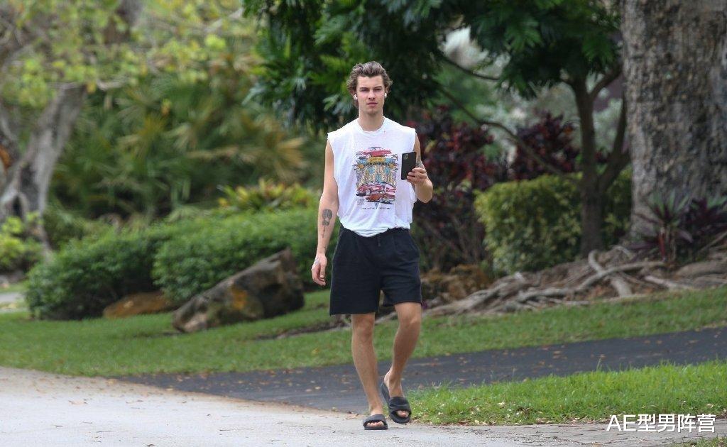 贾斯汀·比伯@“萌德”肖恩·蒙德兹帅气亮相！被乐迷调侃邋遢后，特地打扮一番