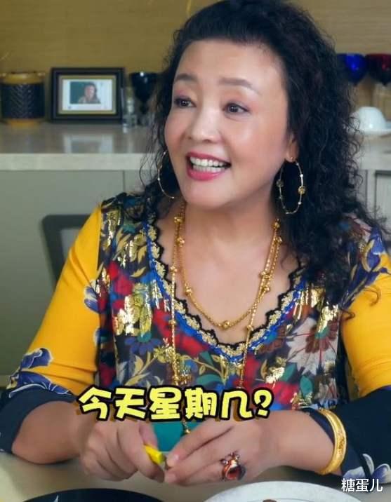 美颜|张兰有了白发还化浓妆，不肯面对现实，再怎么美颜也是个老人了！