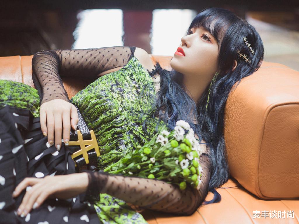 程潇|程潇长得也太精致了，穿衬衫百褶裙搭配空气刘海，美成漫画女主