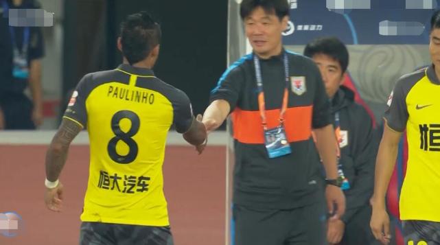 山东鲁能|正能量!保利尼奥出场,突然冲向鲁能教练席,这样的外援,没有之一了吧