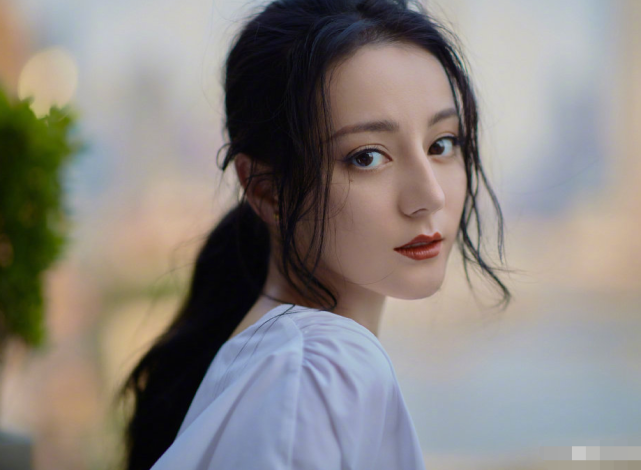 李冰冰|有种统一叫热巴的穿搭，衣服和脚趾美甲“撞色”，身上再找不出别的颜色