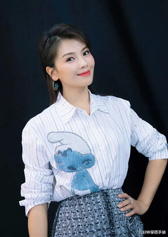 衬衫|42岁的刘涛也太嫩了吧！衬衫粗花呢裙换上，还以为是新晋小花