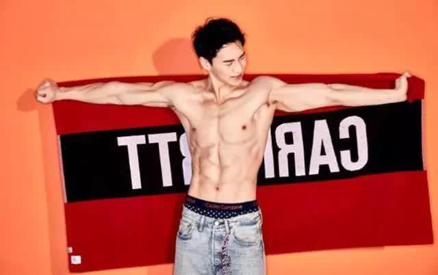 健身@吃播界吴彦祖！一餐10个汉堡，不怕发胖，还保持8块腹肌！