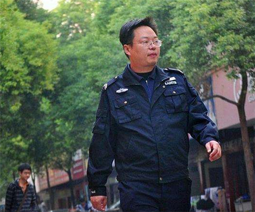 「油漆工」她是北大女硕士，因求职碰壁，回老家做油漆工，从不参加同学聚会