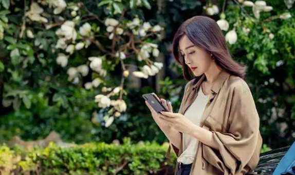 「秦岚」气质美女秦岚教你轻松驾驭职场装,精致又得体