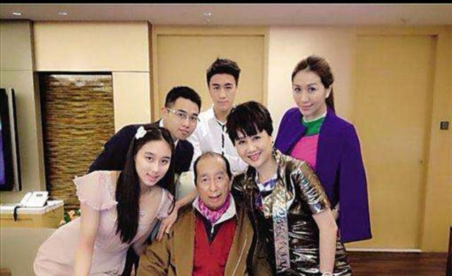 何鸿燊|蓝琼缨与何鸿燊合照表情生疏，三太和四太却不同，大房女儿独不见