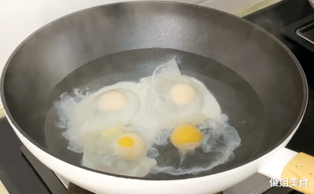鸡蛋|煮荷包蛋，水开下锅是不对的！学会这个技巧，鸡蛋完整嫩滑不粘锅