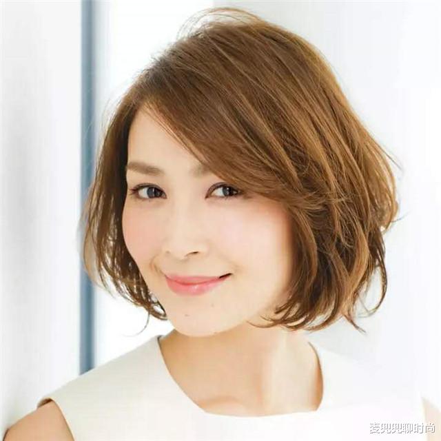 『发型』到了40岁的“家庭妇女”，有白发的剪这3种发型，时髦减龄又气质