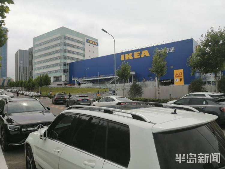 半岛新闻客户端|青岛宜家会员开放日，保安与女顾客爆发冲突