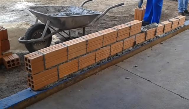 『』盖房子谁还红砖抹水泥啊，又脏又麻烦，国外都用积木砖省时又省力