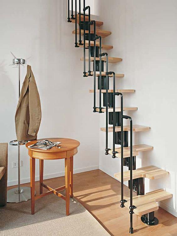 「」外国人可真有趣，楼梯踏步只装一半，左右错开，省一半装修费