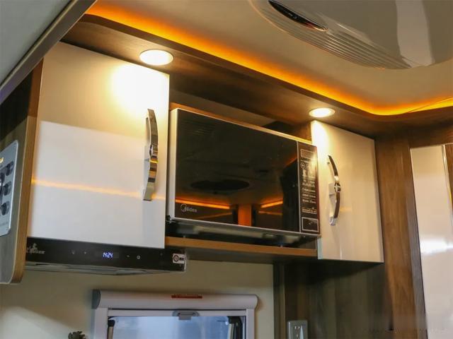 『房车』采用全铝车身的房车见过吗？车高不到3米全家都能玩，性价比挺高