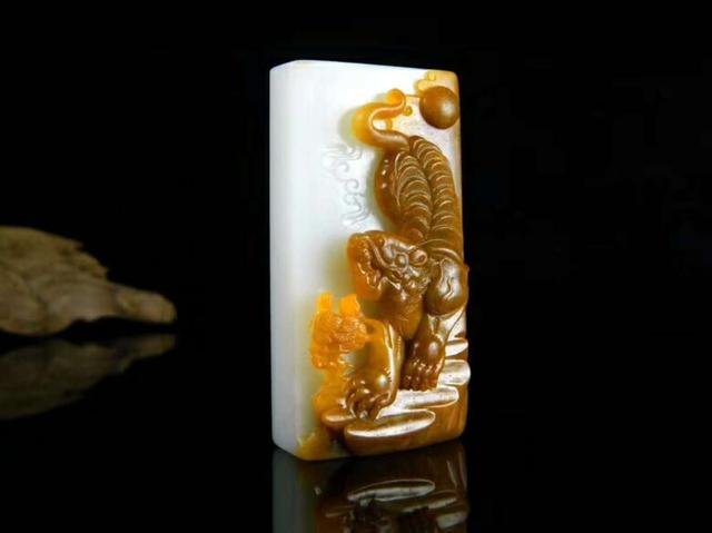 玉雕■因材施艺，巧夺天工的俏色巧雕，到底美在哪里？