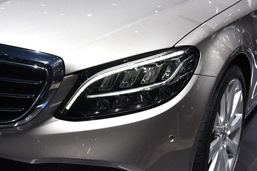 奔驰C级■奔驰这次真火了！买不起迈巴赫选它，配无框门不足30万，奥迪A6都眼红了