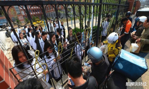 抽成|校园“垄断生意”撑不住了？之前年入百万，如今“锅”给了外卖