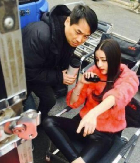 迪丽热巴@明星片场休息都干嘛？热巴cos导演，千玺泡脚养生，看到赵丽颖笑出鼻涕泡