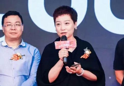 「短发」黄光裕老婆杜鹃才是商界时髦精，超短发烫水纹卷真减龄，气质惊艳