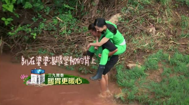 黄圣依▲黄圣依和婆婆去玉米地里施肥，婆婆背她过河，感动了很多人
