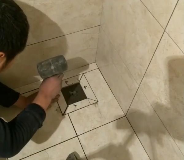 [人工费]装个地漏花200块钱的人工费，冤吗？看完排水效果业主满意的笑了