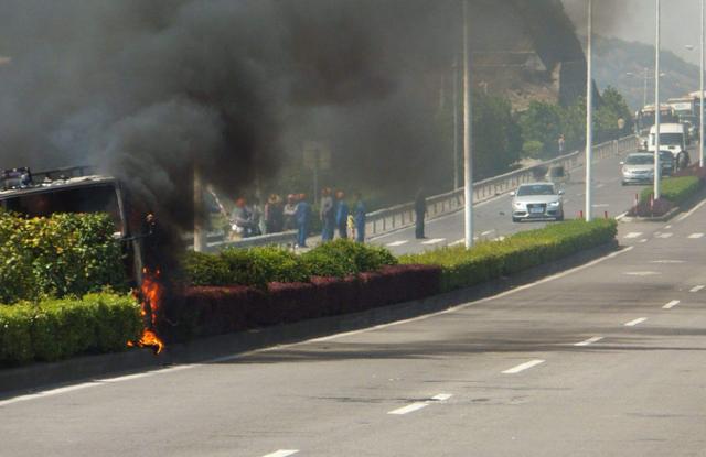 民警■突发！2小时内，近40辆车遭殃，派出30多名民警，耗费4小时救援