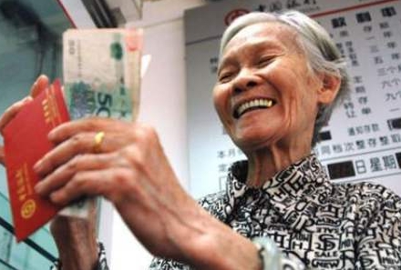 一個奇怪的現象：養老金一到賬，為何老人們總是會急著去銀行取錢-圖4