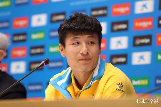 『武磊』争议！裁判掏红牌真随意，武磊禁区内被直接抱摔不吹点看懵教练！