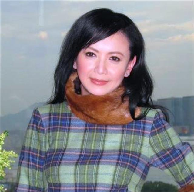 曾华倩|与梁朝伟同居6年分手，独自将儿子抚养长大，如今儿子是她的骄傲