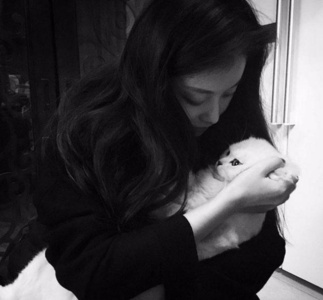 倪妮晒出自己住的房子，装修有点太朴实了，鞋子到处堆在地上