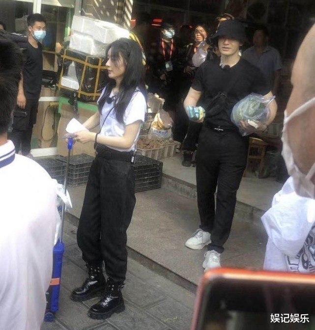 赵丽颖|赵丽颖买菜拿笔记账，黄晓明抢她手里的帆布包，两人画面太欢乐