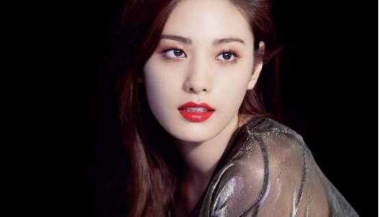 林珍娜|她连续3年被评“世界第一美女”,穿人鱼裙太美,一般人模仿不来