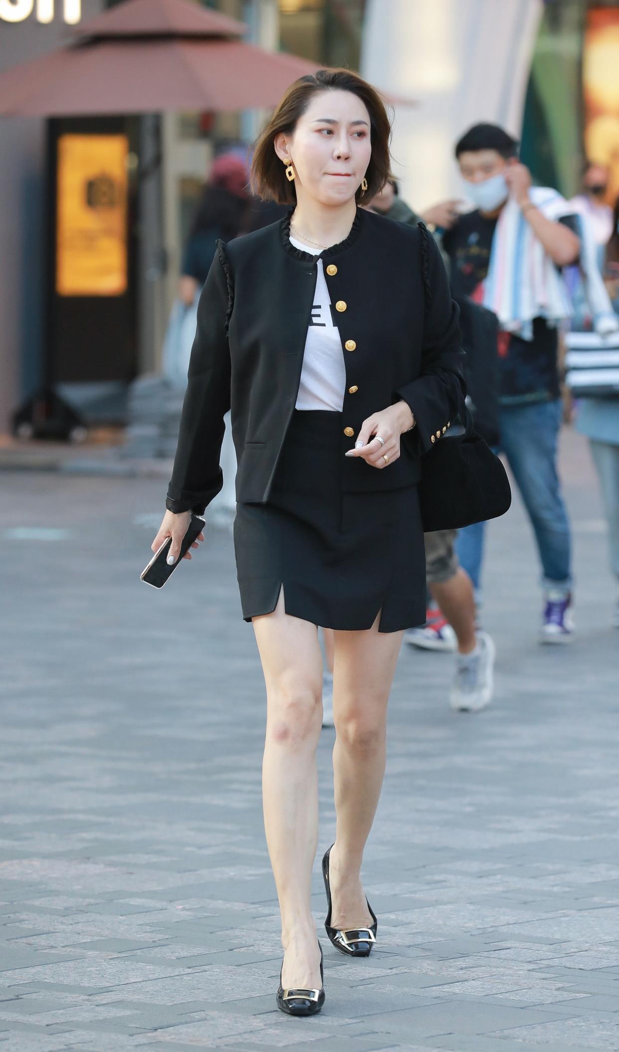 毛呢|毛呢两件套裙子搭配尖头细跟鞋，职业女性这样穿，精致干练又优雅