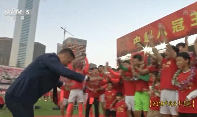 『广州恒大』惊险!亚冠罕见1幕:被偷袭后,恒大球员集体扔掉水瓶,狂奔回防