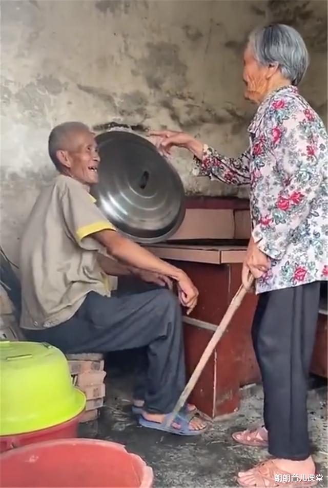 鲫鱼|70岁爷爷钓鱼弄湿裤子，92岁老母亲拿起棍子就打，网友：太羡慕