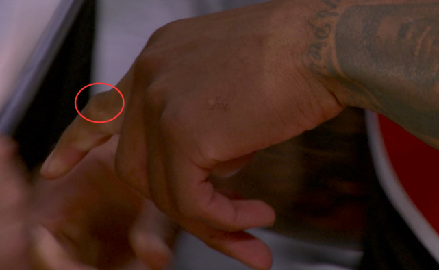 开拓者队|开拓者雪上加霜!利拉德抢断浓眉手指脱臼,落后30分沮丧怒摔毛巾