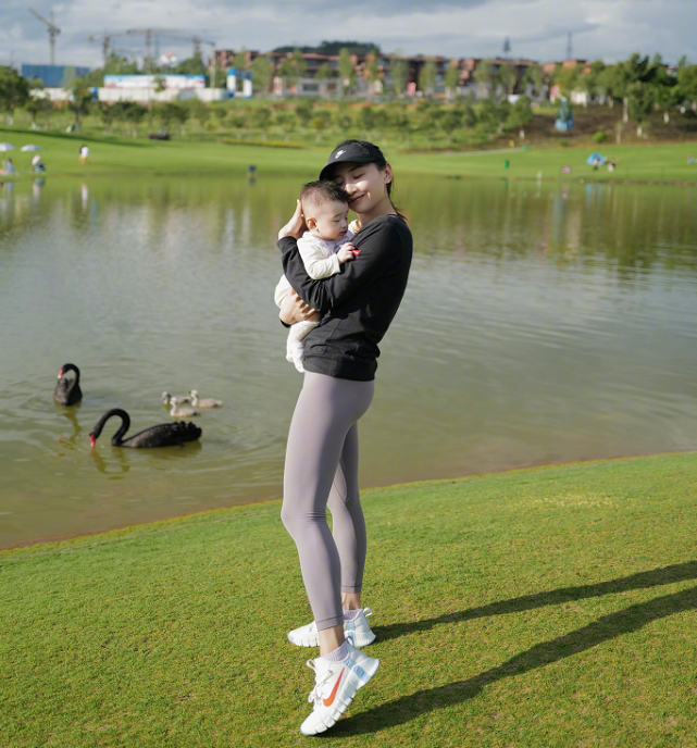 何雯娜▲何雯娜不愧是运动员，看她产后半年身材恢复的状态，谁能不羡慕？