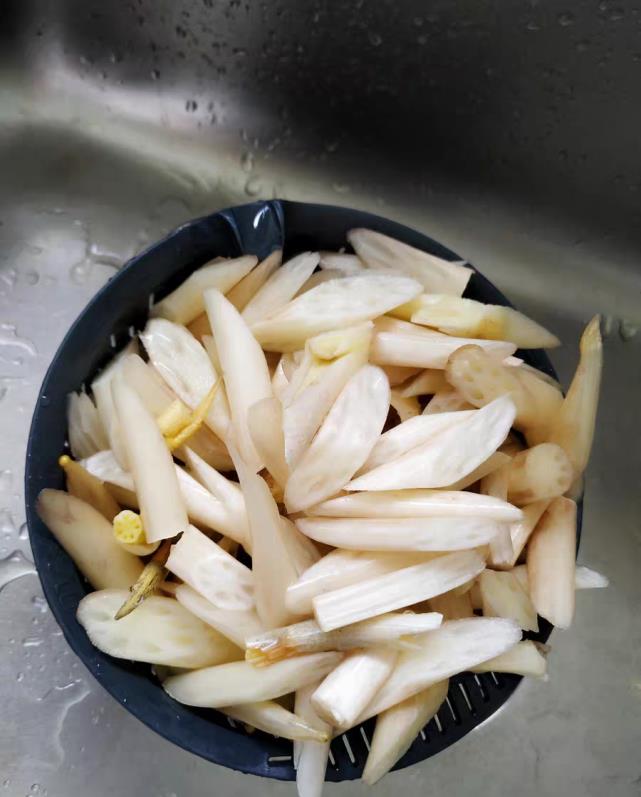 『青椒』碰到这菜买一捆，8块钱一斤，补血淡色斑，皱纹不见了，皮肤红润