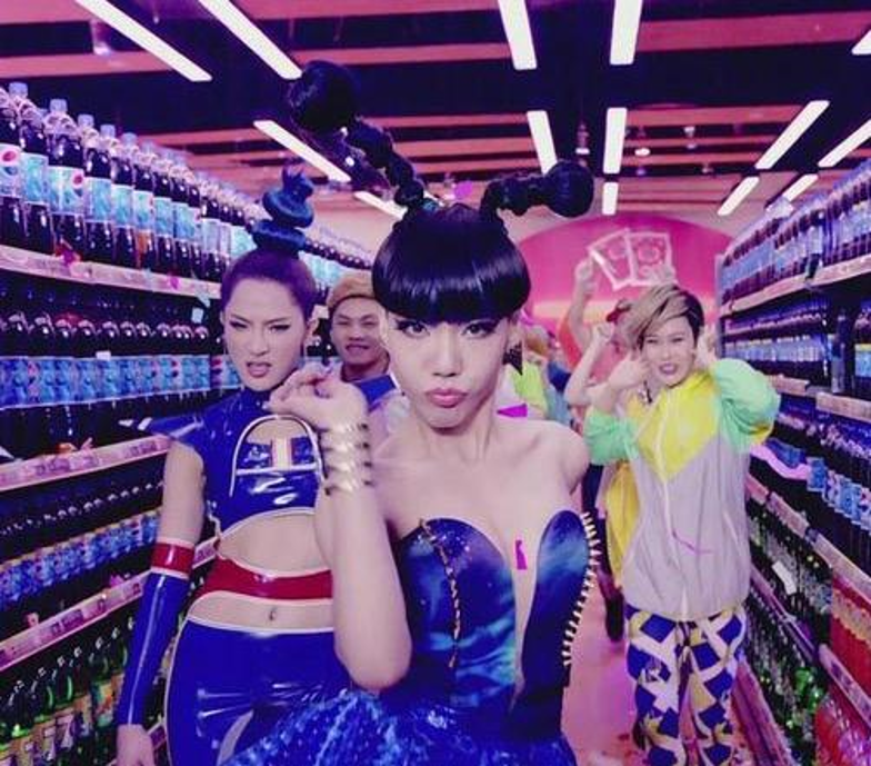 『吴莫愁』曾因中国好声音一曲成名，名动一时，现今沦落为靠跑小商演养活自己