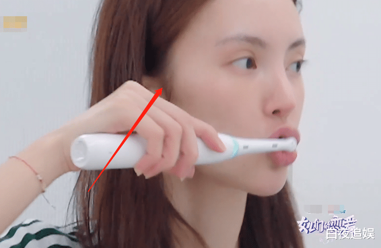 金晨|金晨睡前护肤照被传开，素颜模样意外火了，这状态确定是30岁？