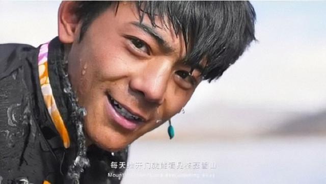 杨超越|丁真被安排扫盲学习！走另类网红路线一夜爆红，他比杨超越更好命