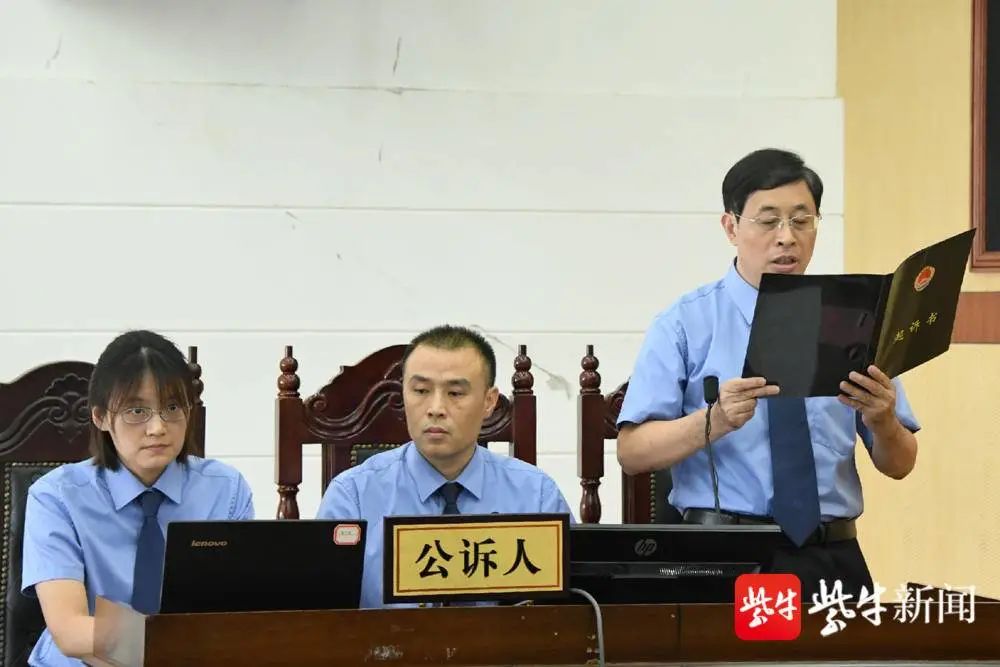 扬子晚报|淮安重大暴力袭警案开审，俩嫌犯当庭死不悔改！