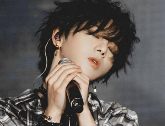 「华晨宇」《王牌对王牌》华晨宇锁骨放32枚硬币怎么做到的？我不配做女生