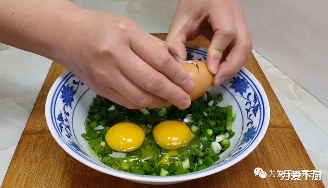 [面粉]面粉又出新吃法，撒1把葱花，柔软蓬松不油腻，比烧饼面包还好吃