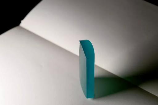 翡翠▲无经任何雕琢的翡翠原石玉牌,冰种水润,色泽幽蓝!