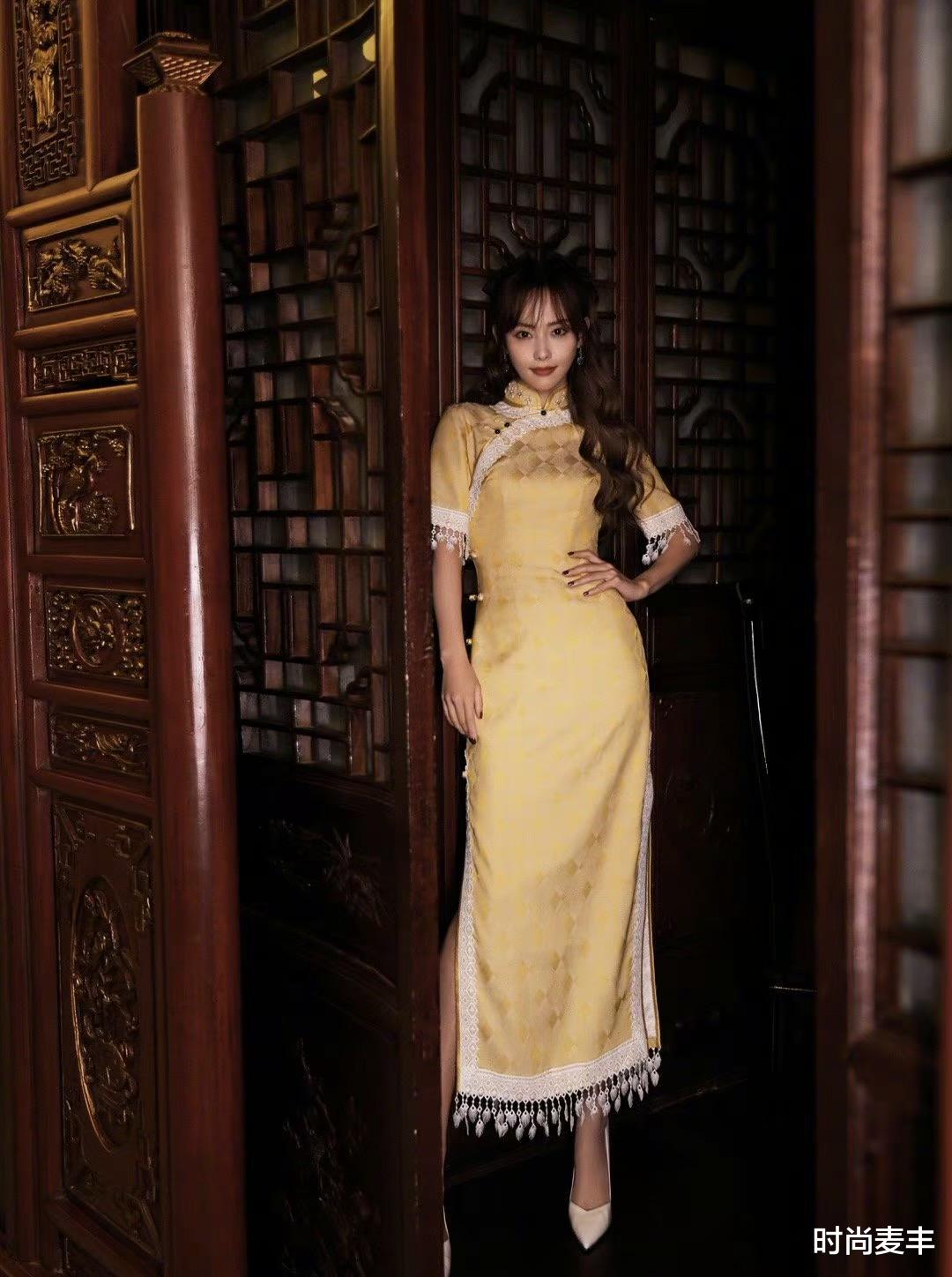 張嘉倪再現顏值巔峰，一襲黃色流蘇旗袍裙，拍出絕美中國風-圖4
