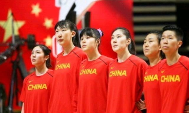 中国女篮：中国女篮迎来巨无霸新星！13岁身高2米21，对抗出色成扣篮第一人！