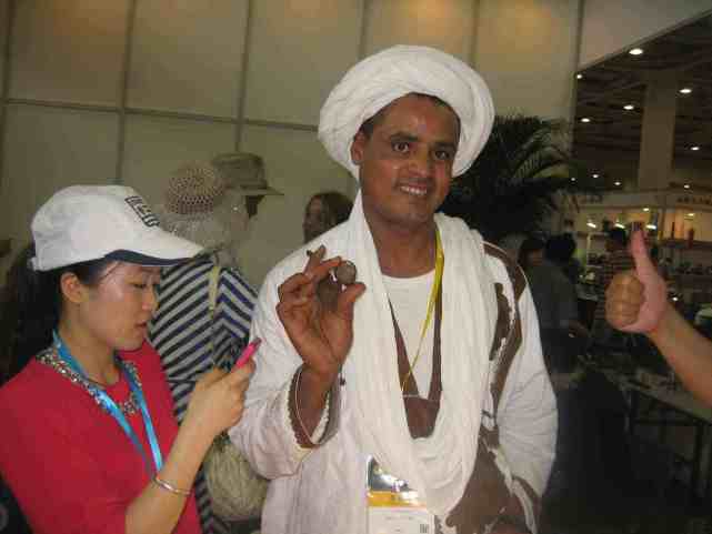 陨石|老外为解开陨石秘密，将价值几万陨石切开，发现内部不简单！